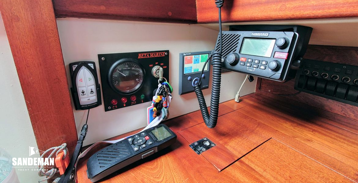 Chart table aft - comms and controls