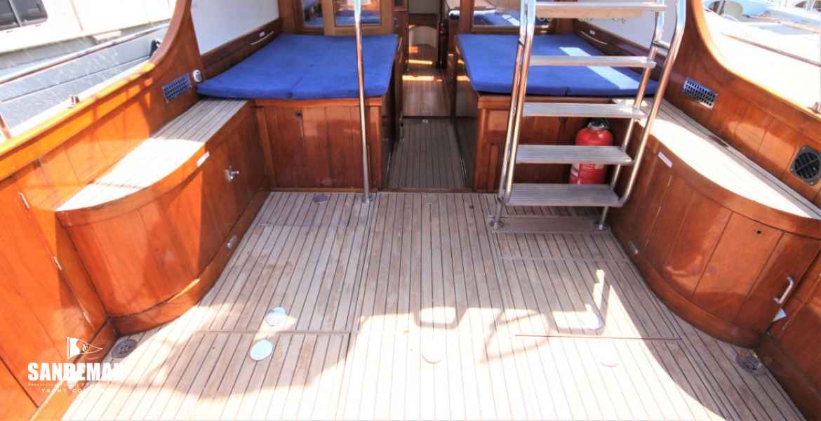 Aft deck view fwd to accommodation