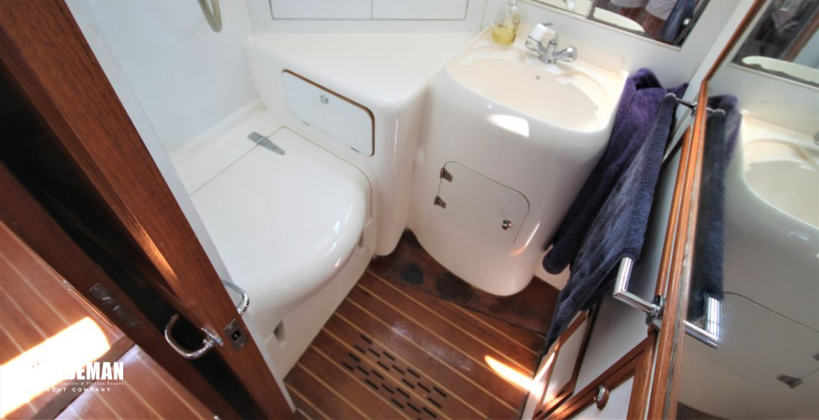 WC/ Shower Compartment to stbd