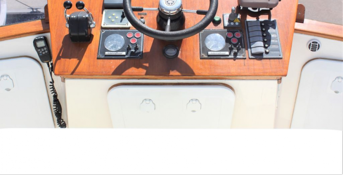 Flybridge helm position