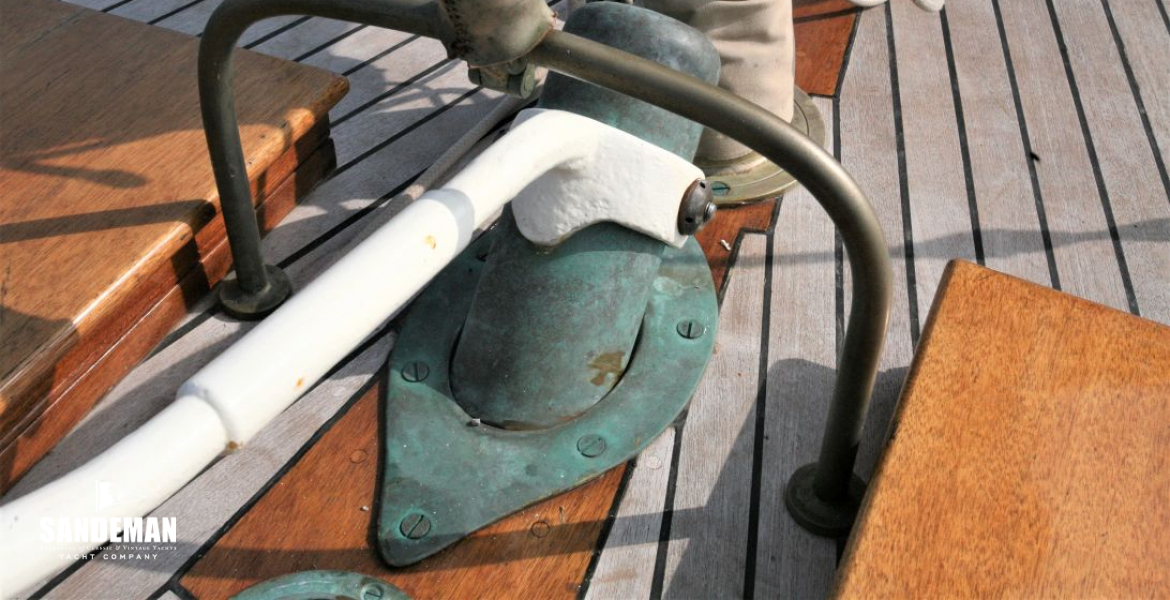 Rudder head and horse