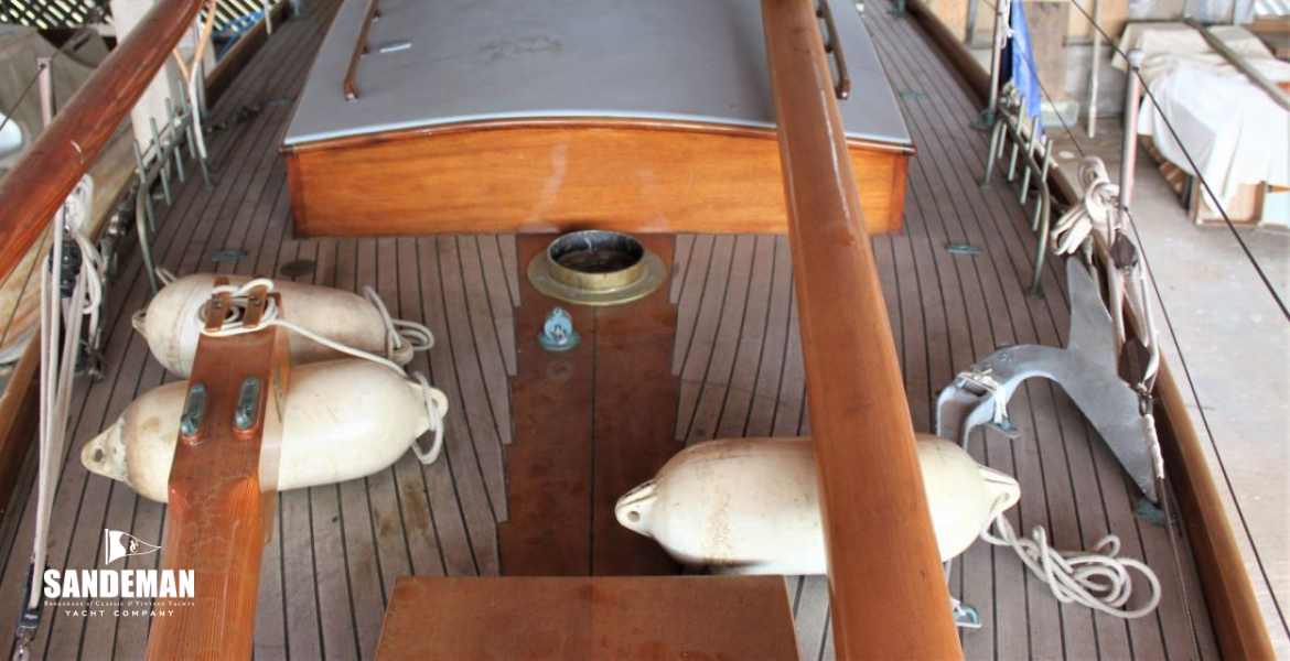 Foredeck view aft