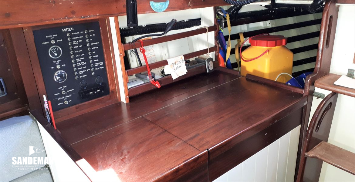 Nav station and old qtr berth stowage