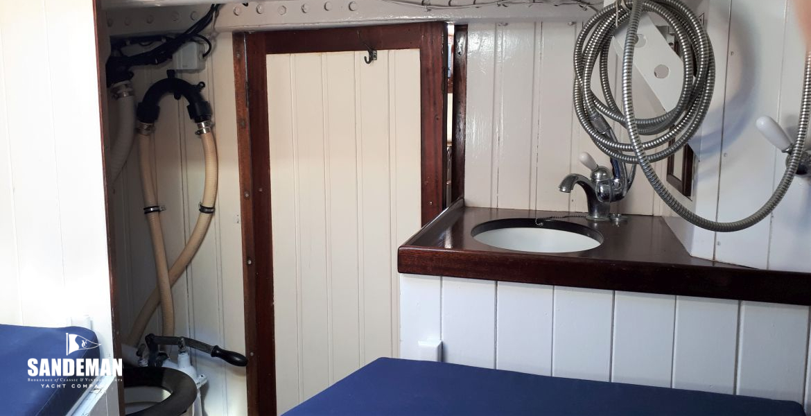 Forecabin view aft to WC