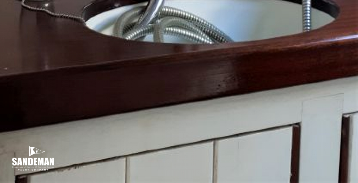 Forecabin wash basin shower to port