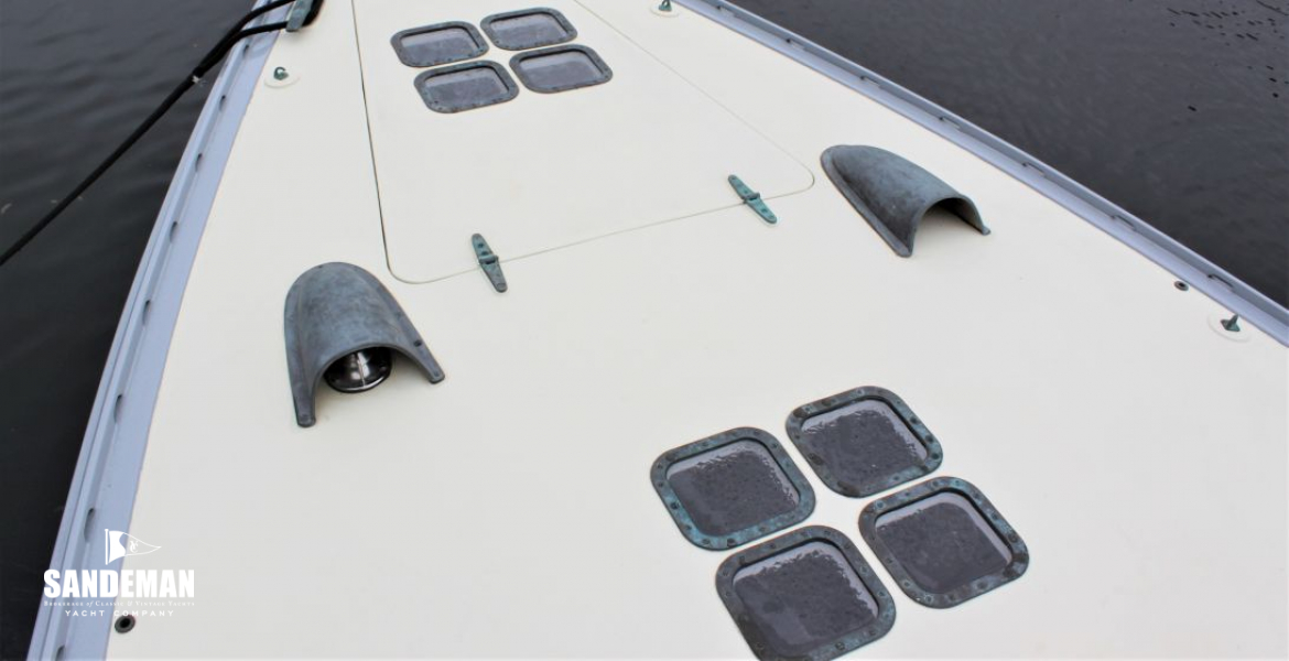 Foredeck  view fwd to stbd