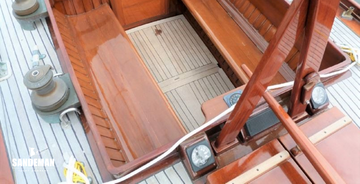 Cockpit and companionway