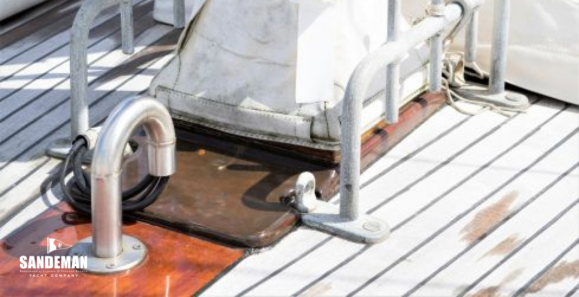 Mast details at deck