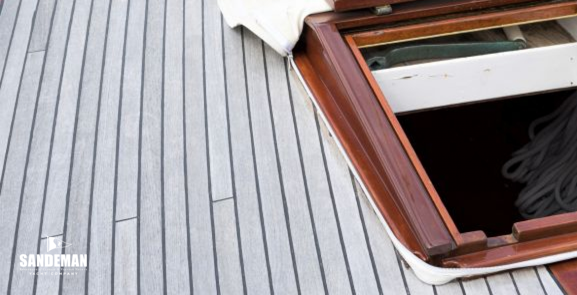 Forehatch and foredeck