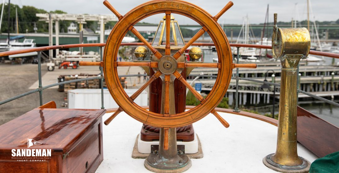 Upper steering station