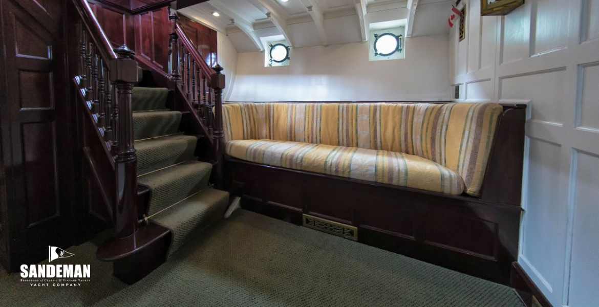 Aft accommodation companionway