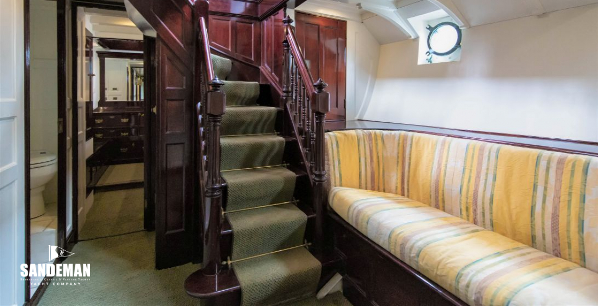 Aft accommodation companionway