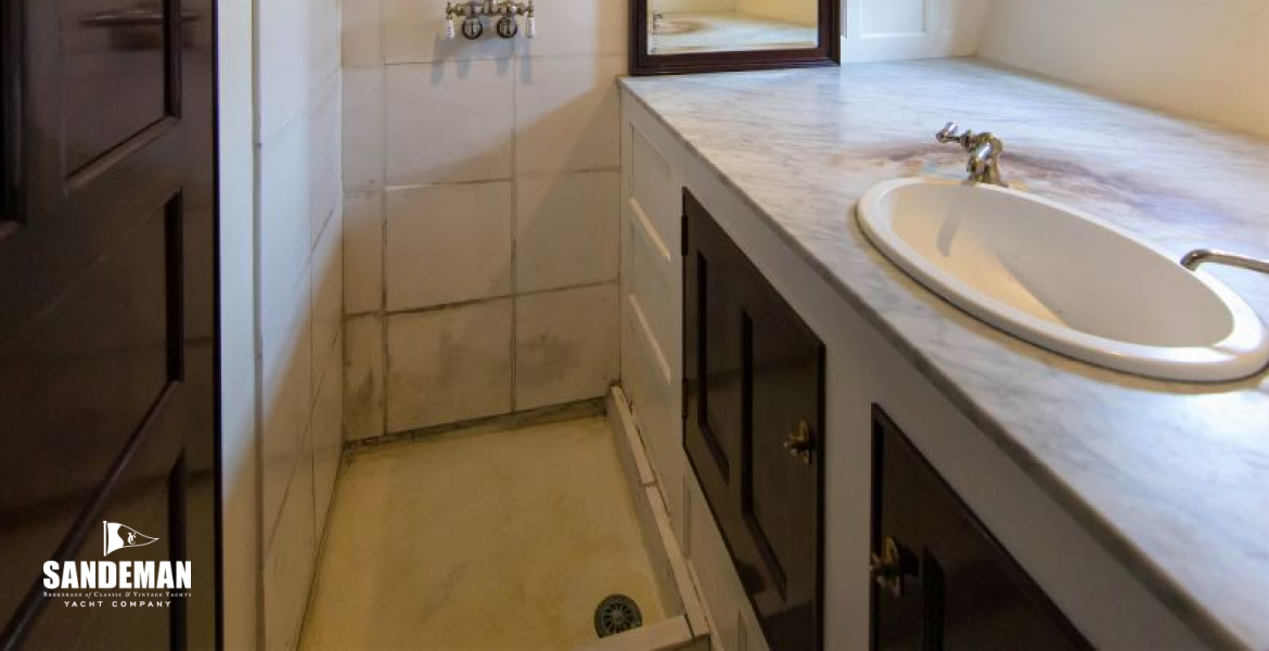 Corridor WC/ Shower