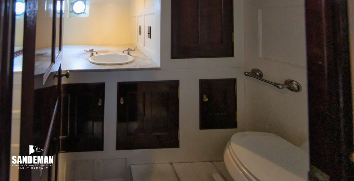 Corridor WC/ Shower
