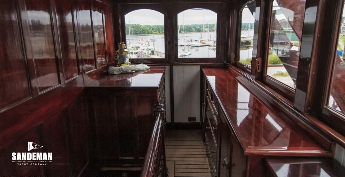 Fwd deckhouse lobby + stair to galley