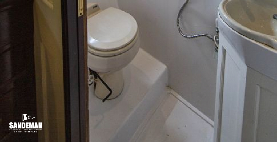 Crew shower wc
