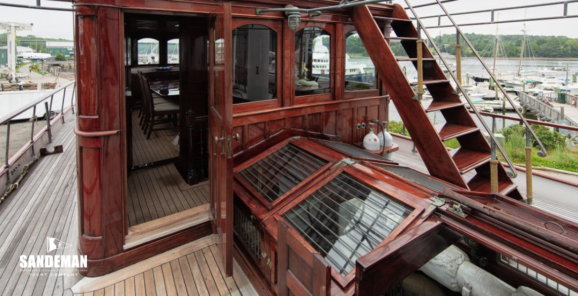 Entrance to fwd deckhouse