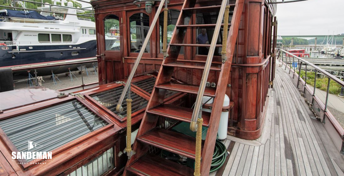 Fwd deck house stair to upper steering