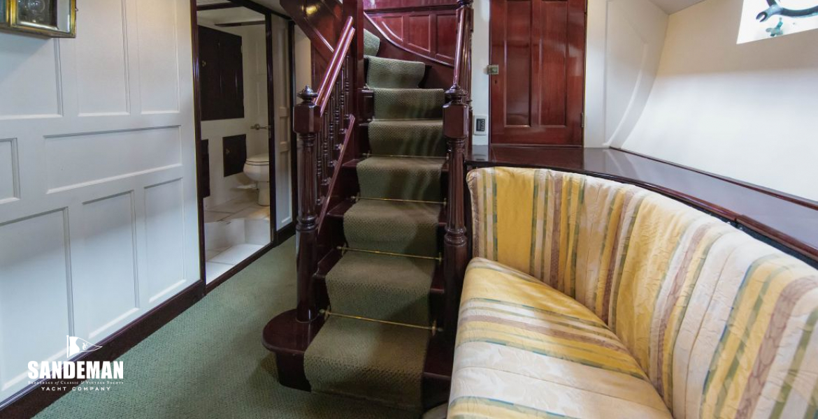 Aft accommodation companionway