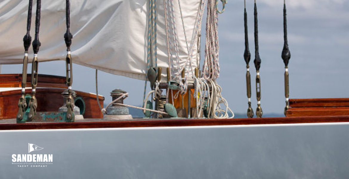 Mast at deck