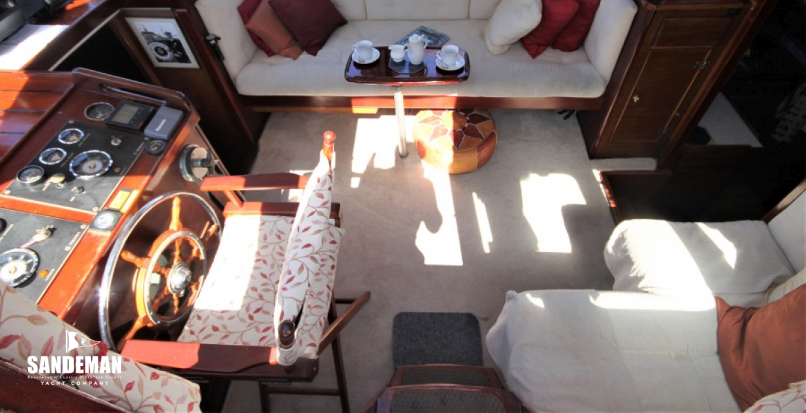 Wheelhouse/ deck saloon from companionway