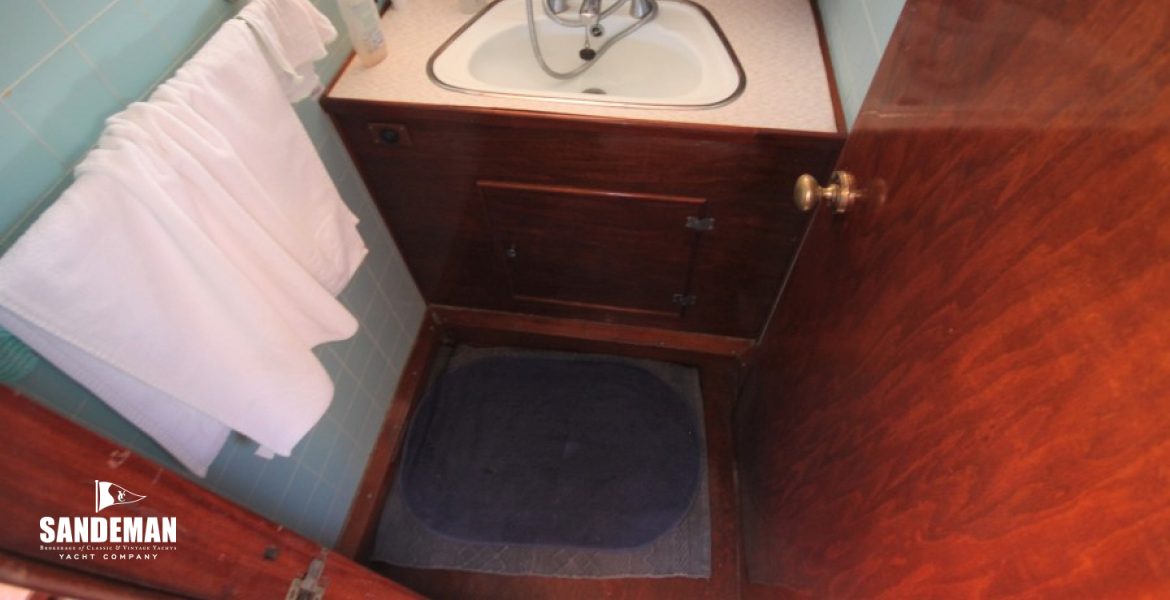 Shower room to stbd