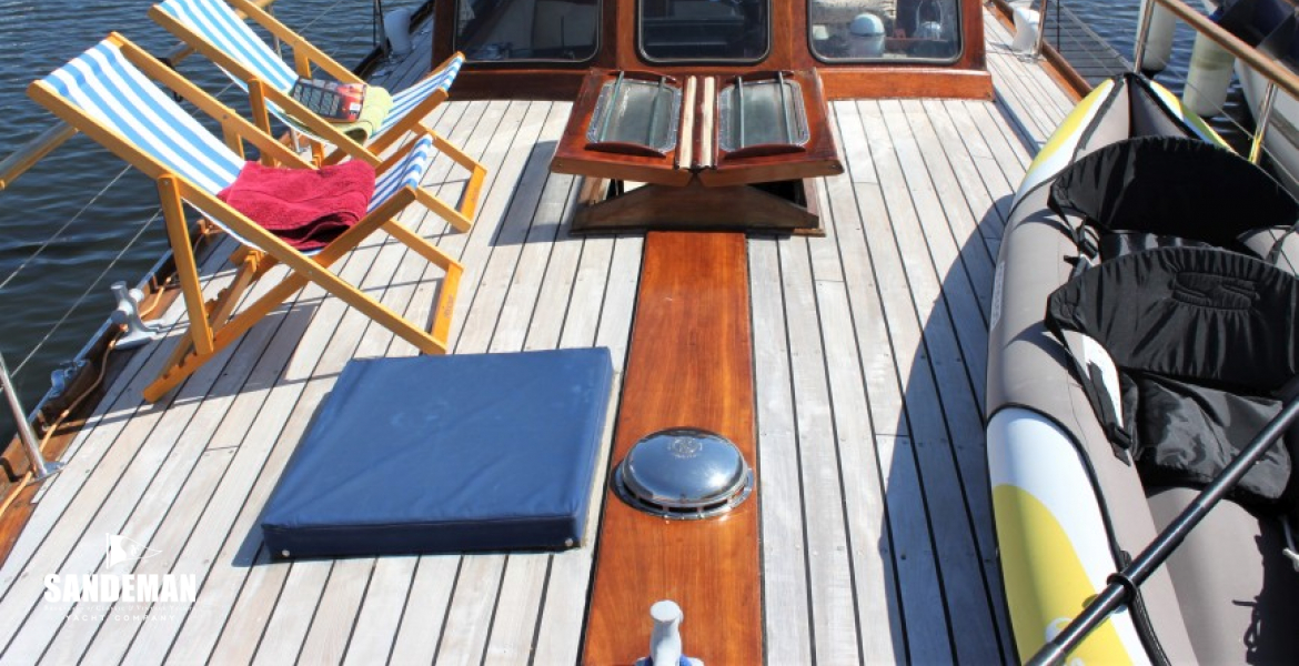 Fwd deck view aft