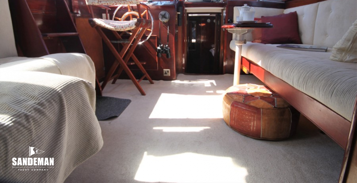 Wheelhouse/ deck saloon view fwd