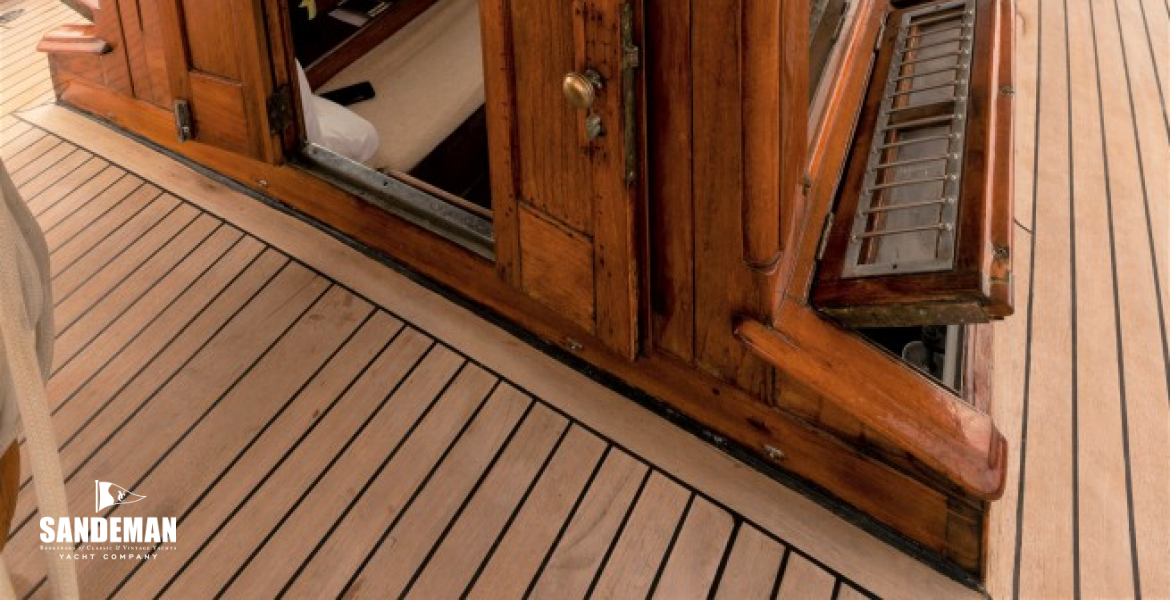 Companionway deckhouse