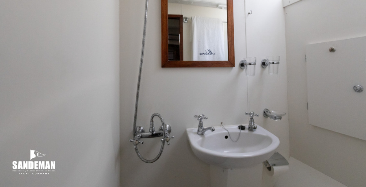 Fwd stbd guest cabin en-suite