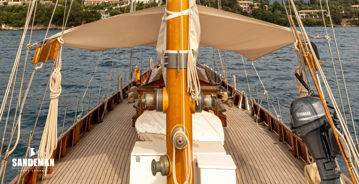 Foredeck view aft