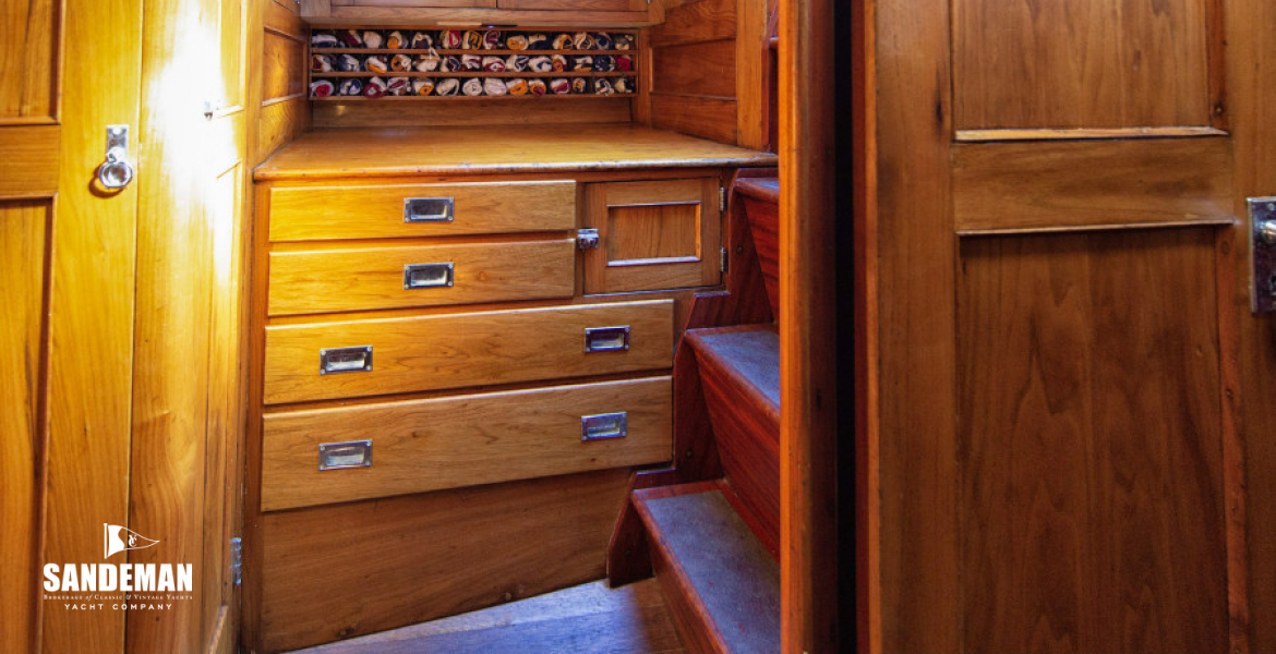 Chart table to starboard
