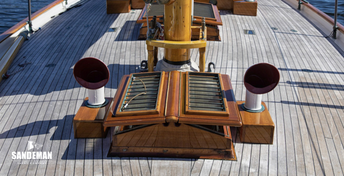 Foredeck view aft