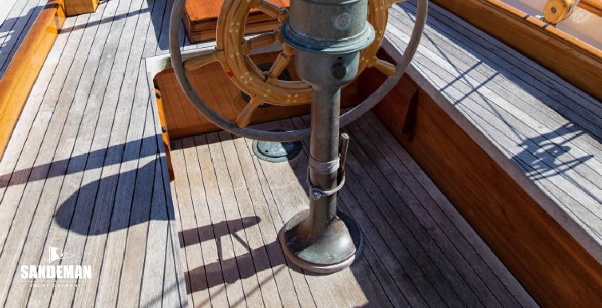 Cockpit aft