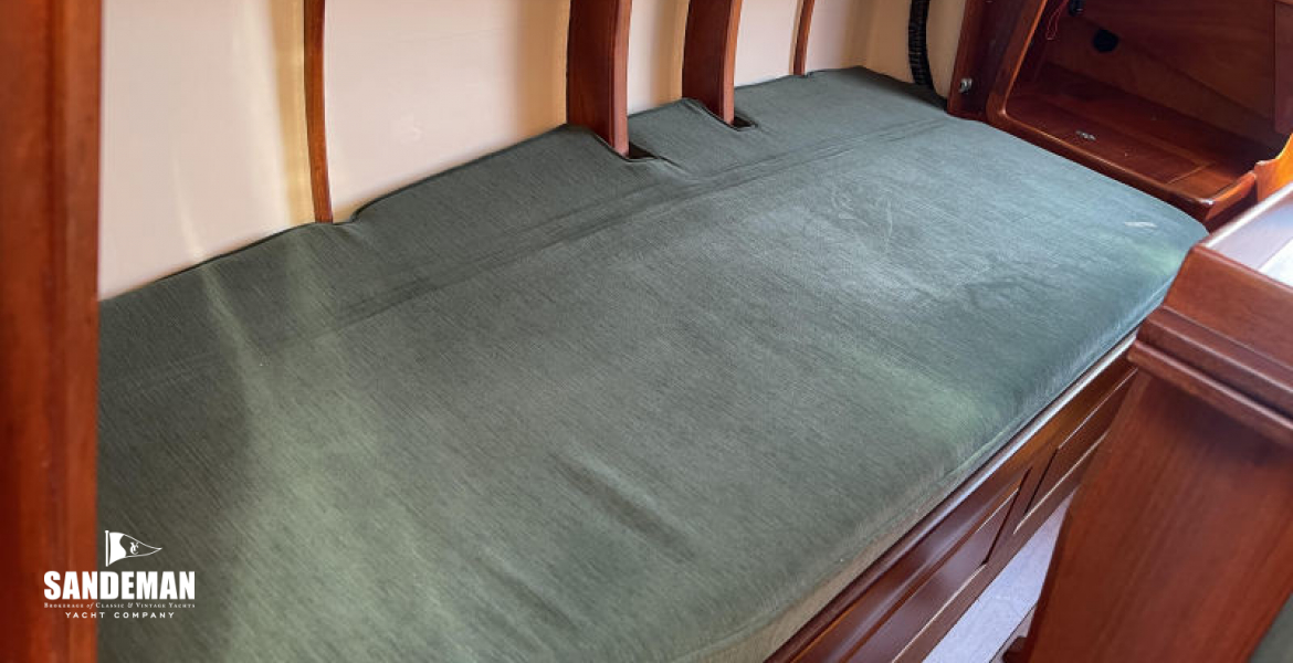 Starboard settee as berth