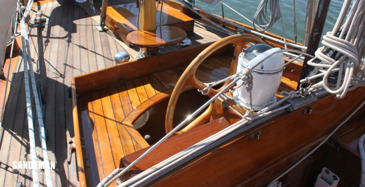 Steering cockpit view aft