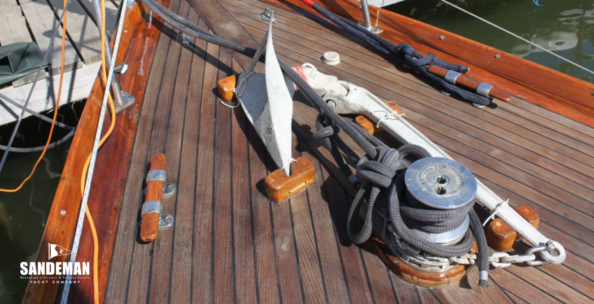 Foredeck view fwd to stbd