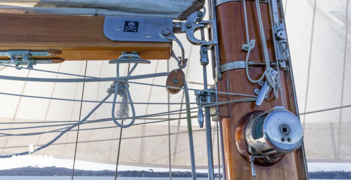 Mainmast gooseneck details