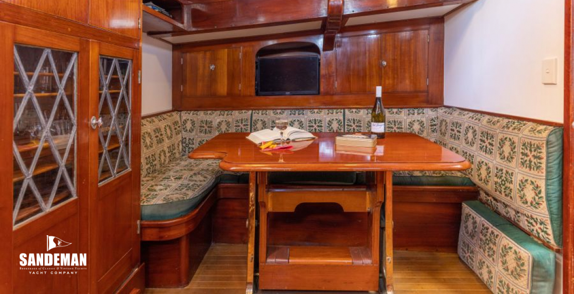 Lower saloon to port