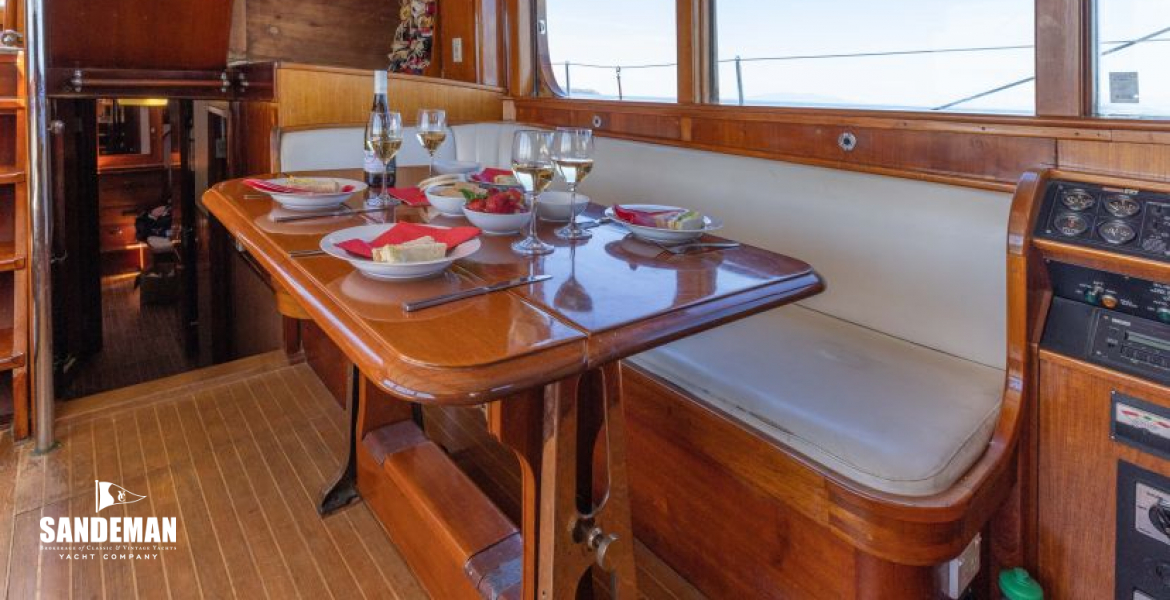 Deckhouse view aft to aft companionway