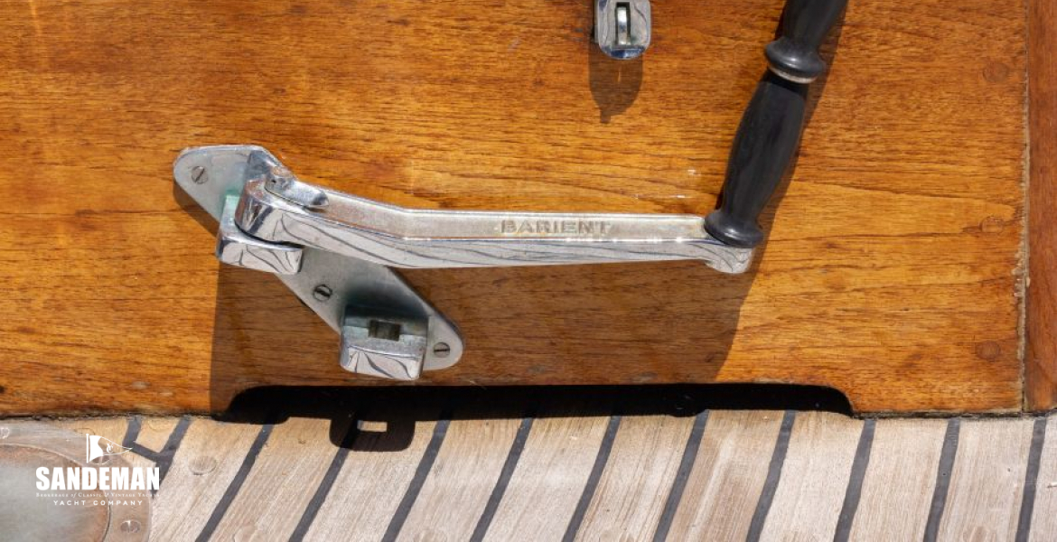 Winch handle stowage