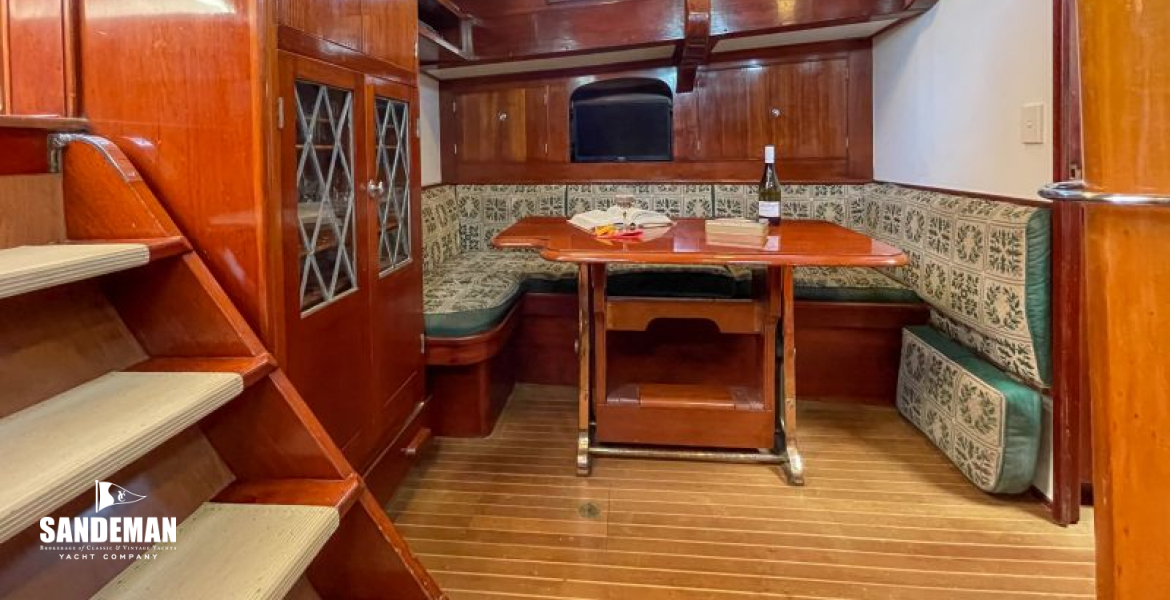 Lower saloon to port