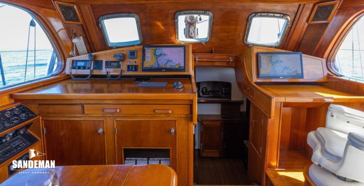 Deckhouse fwd; companionway to fwd accomm