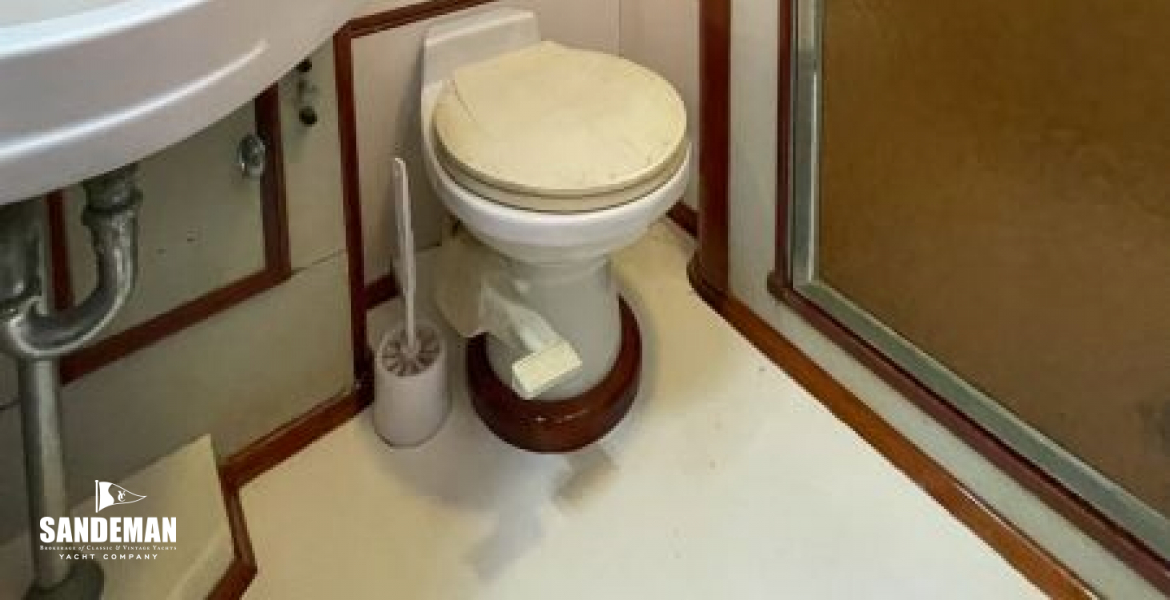 Master en-suite WC shower compartment