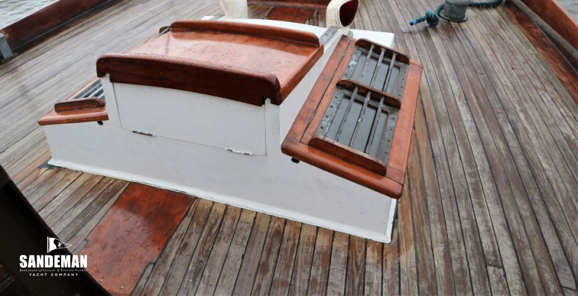 Foredeck view fwd to port