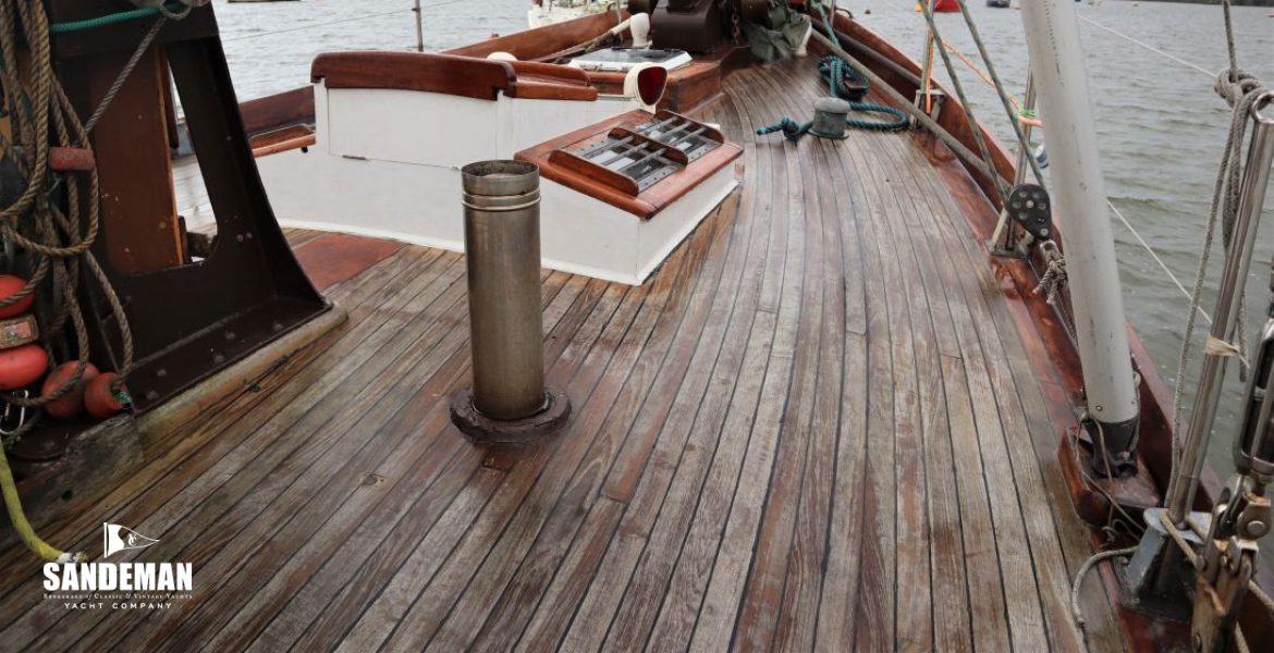 Mid deck view fwd to foredeck