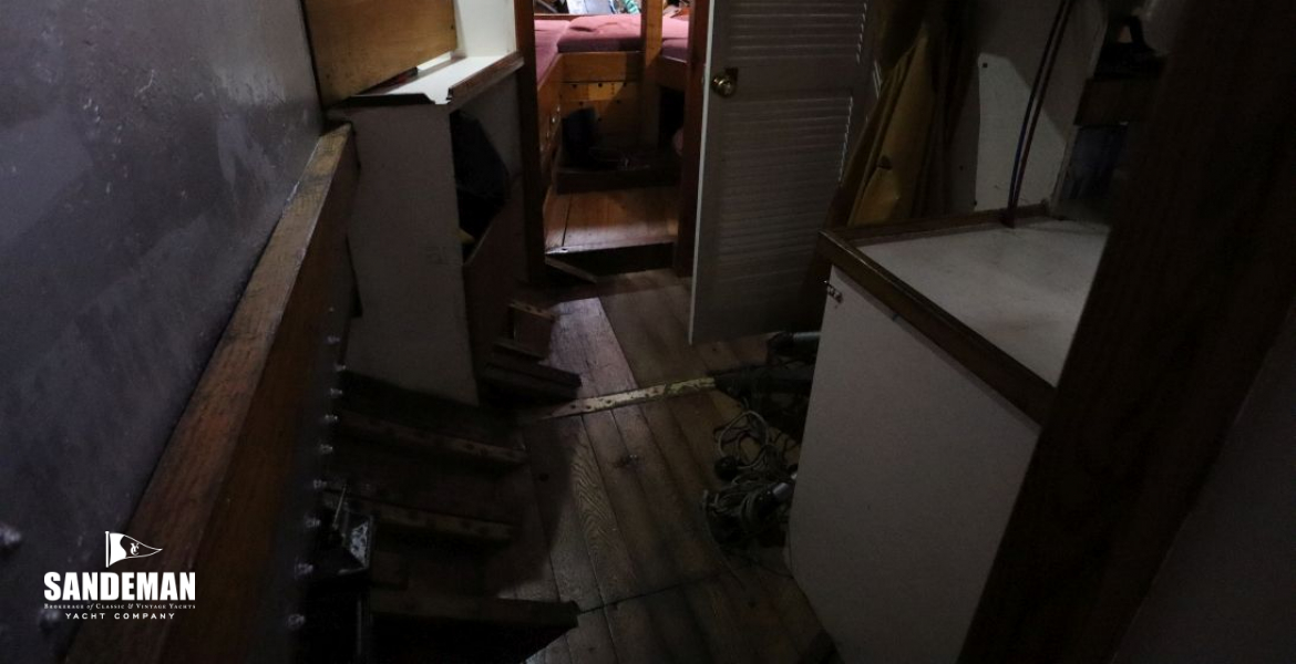 Owner cabin passage view aft