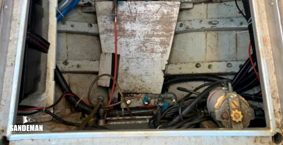 Engine aft access under cockpit