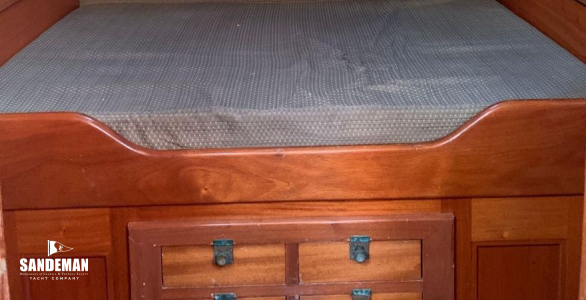 Forecabin shows hatch and stowage