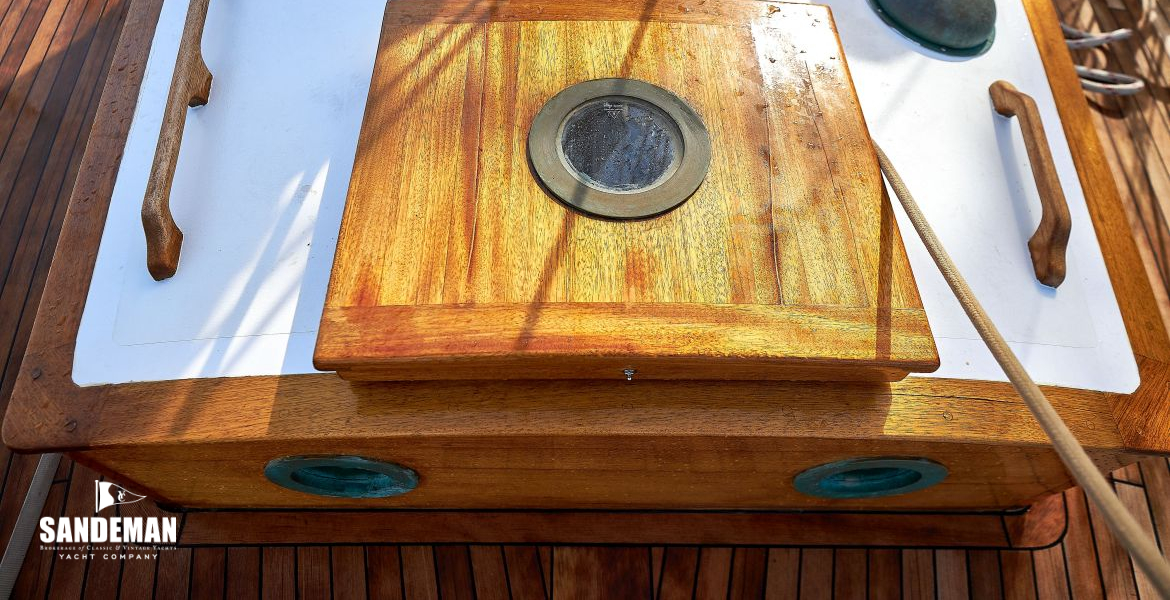 Fore cabin hatch
